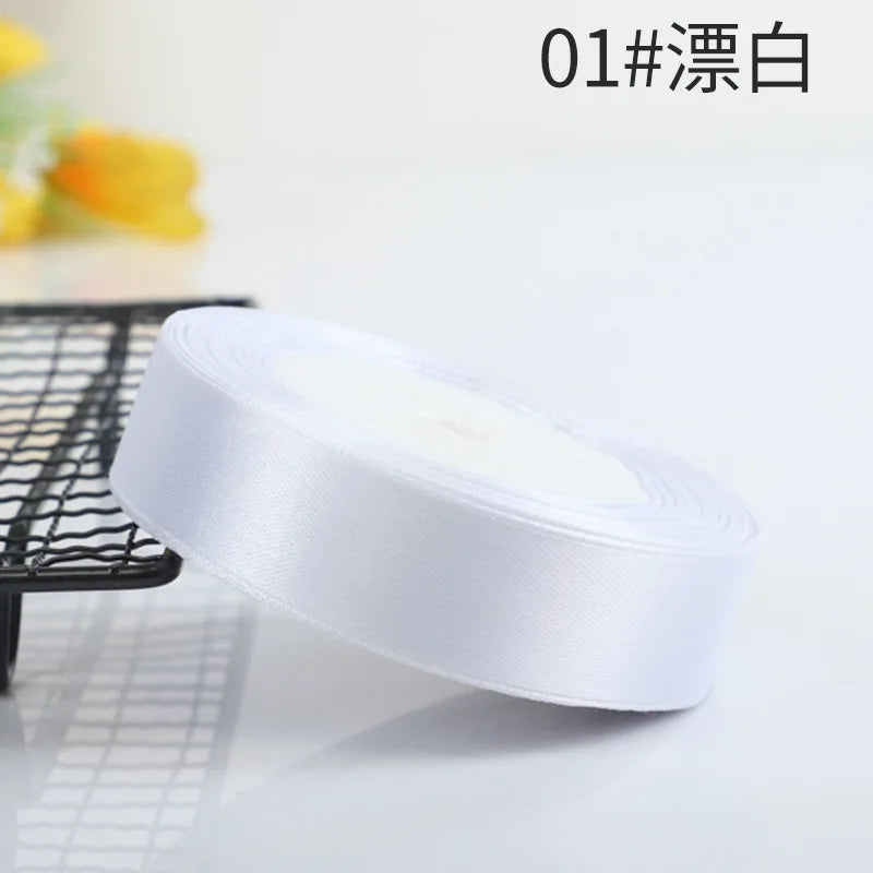 Vielseitige Satinbänder in 10 Farben für festliche Dekorationen