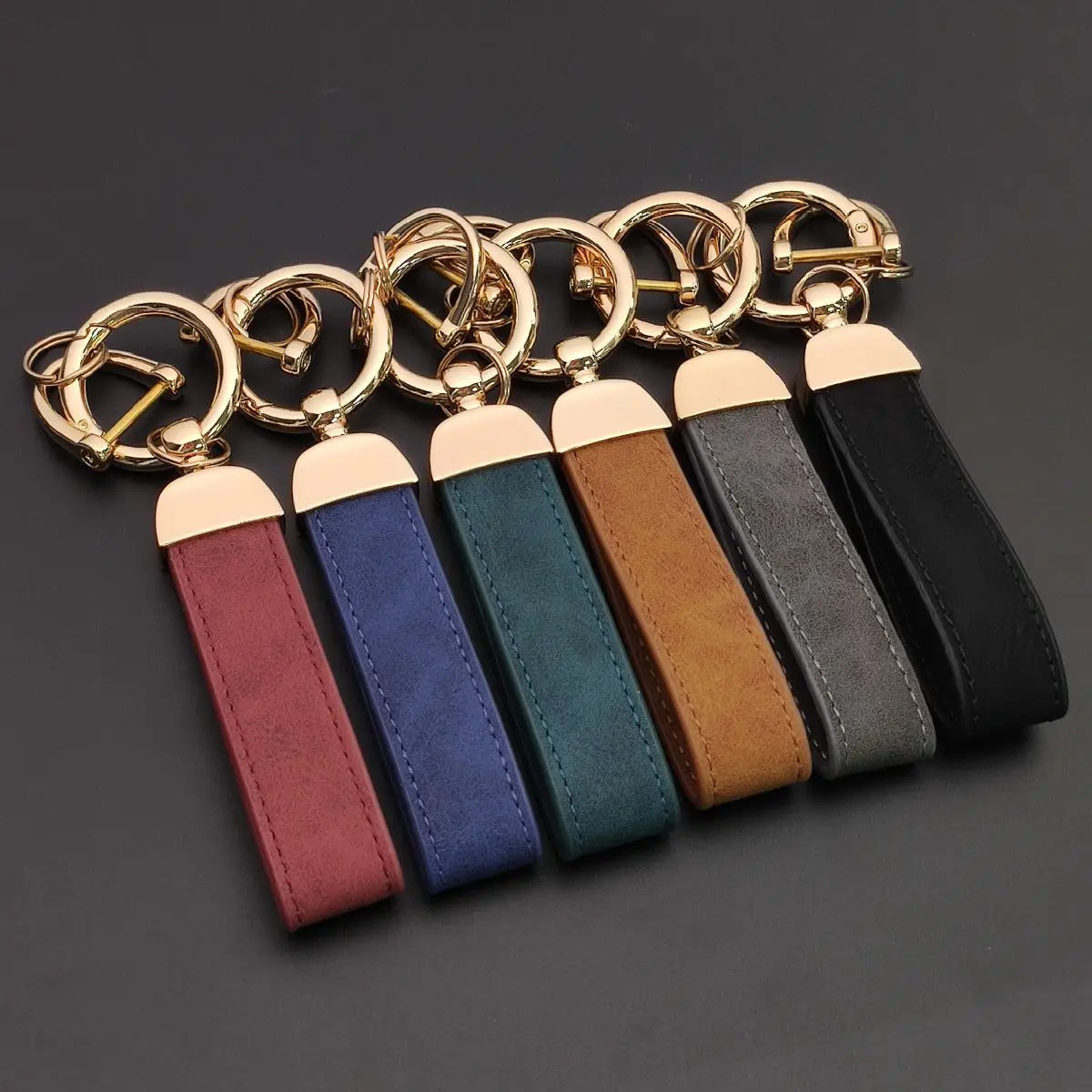 Individueller Retro Schlüsselanhänger aus Leder mit Edelstahl Akzent