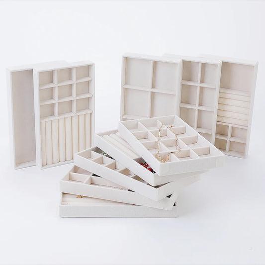 Beflockte Schmuckschatulle und Schmucktablett in Beige