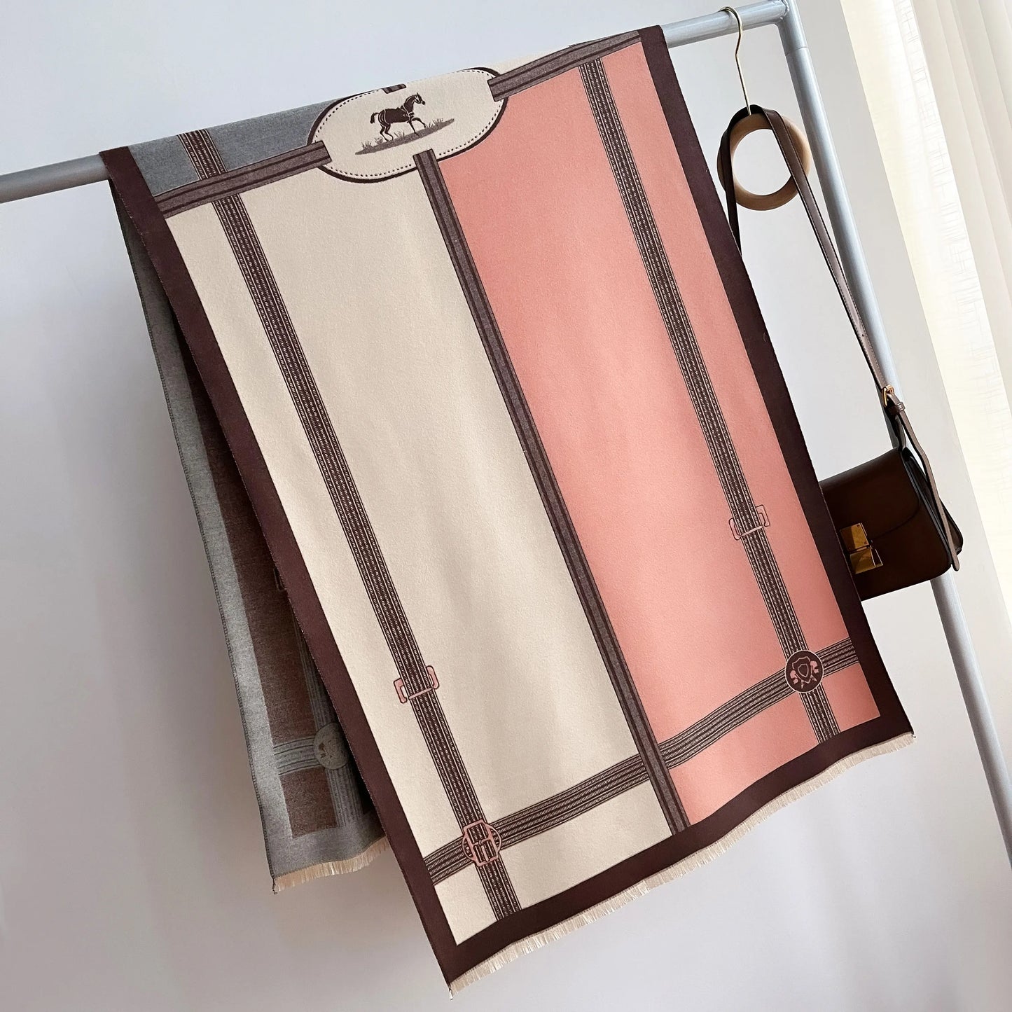 Eleganter Polyester Schal für Damen mit Tiermuster – vielseitig tragbar