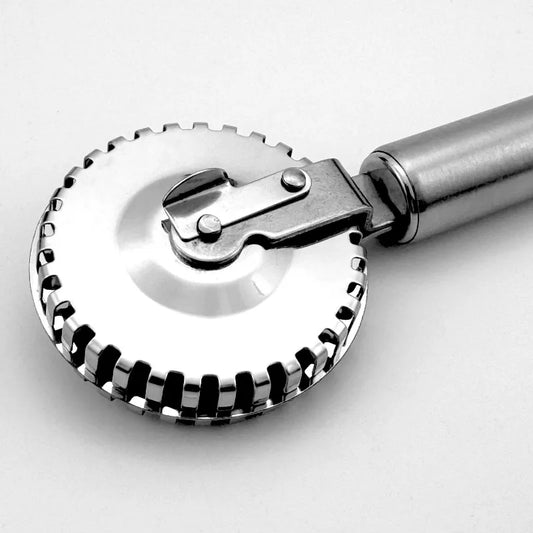 Perfekte Randversiegelung - kreative Prägung: Edelstahl-Pastroller mit doppelseitigem Prägemesser