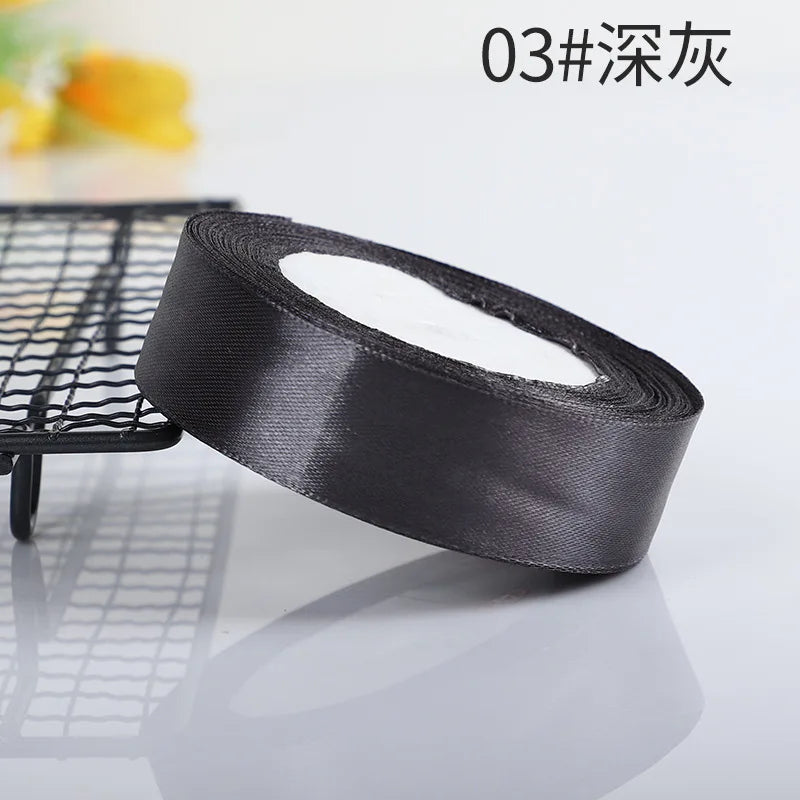 Vielseitige Satinbänder in 10 Farben für festliche Dekorationen