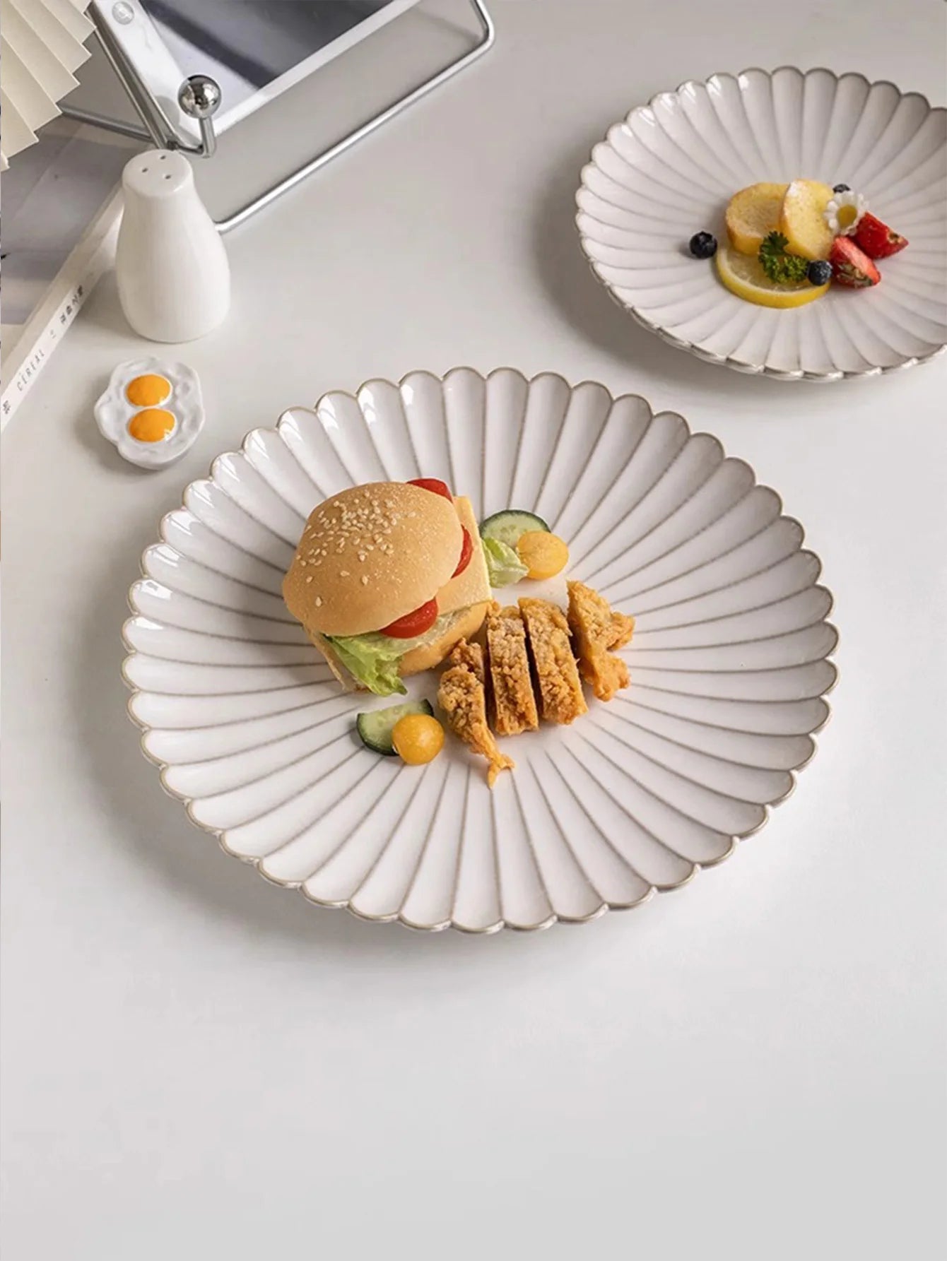 Klassischer Keramik Salatteller mit Muschelkantenprägung