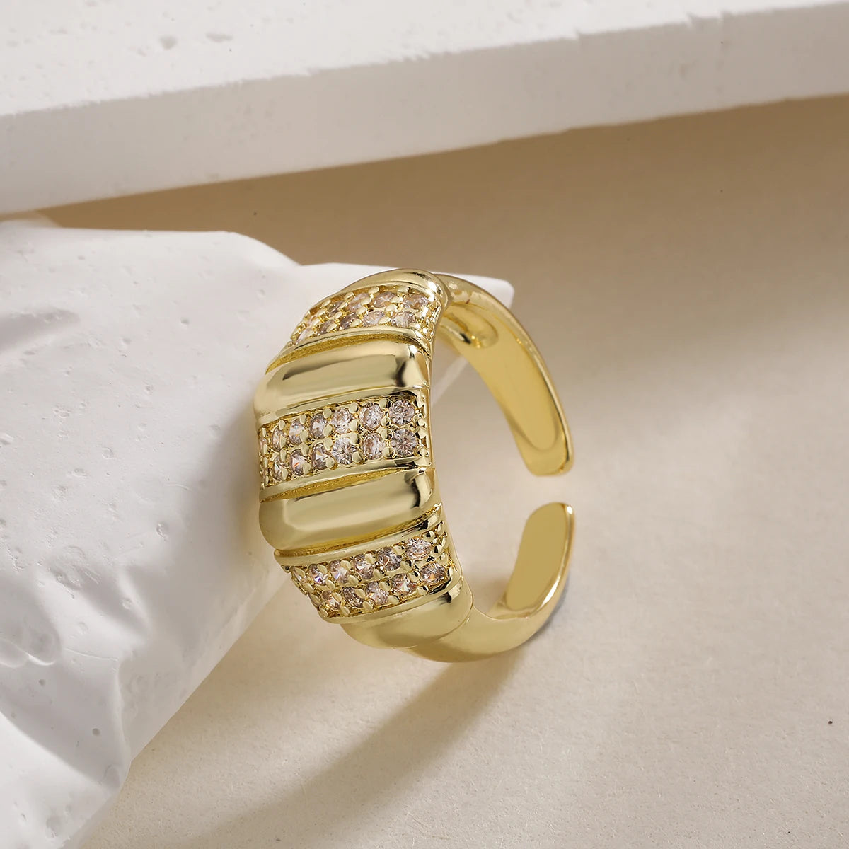 Eleganter Kupfer Ring mit AAA Zirkonia und Geometrischem Design für Frauen