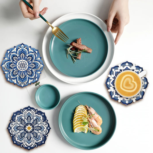 Runder Holzuntersetzer mit blau weißem Muster für stilvolle Tischdekoration