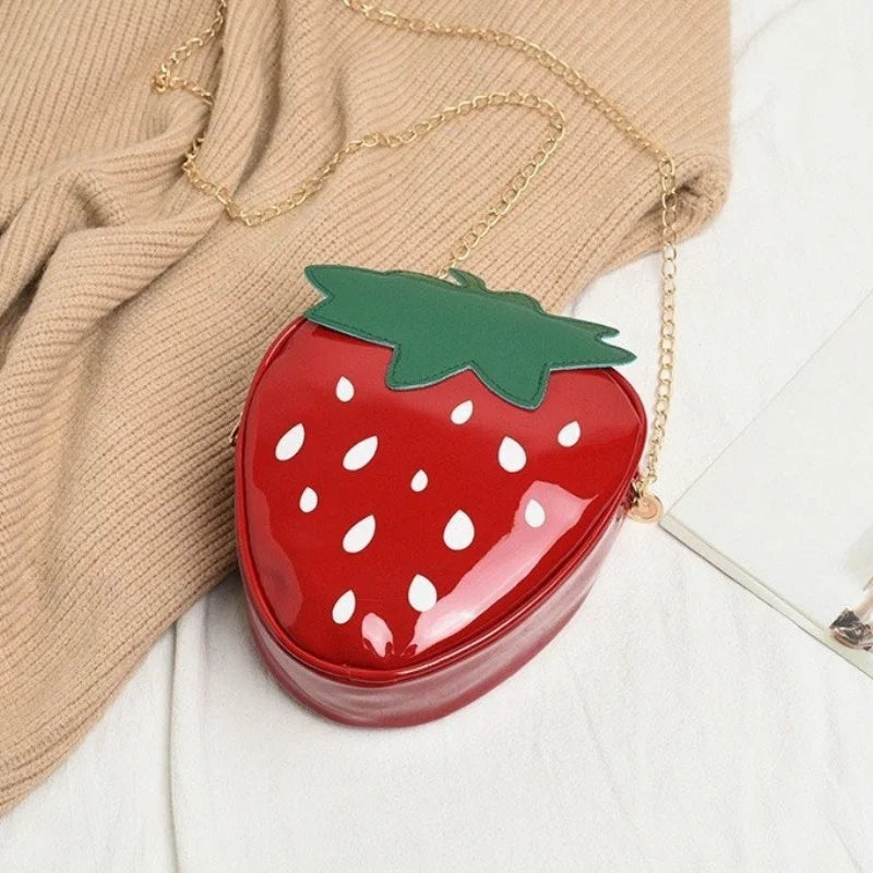 Niedliche Damen Schultertasche in Erdbeerform aus Lackleder für Sommer