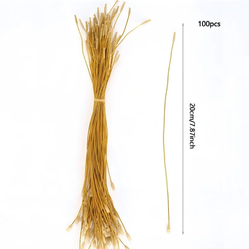 Festliche Weihnachtskugeln in Gold Silber und Rot zum Dekorieren