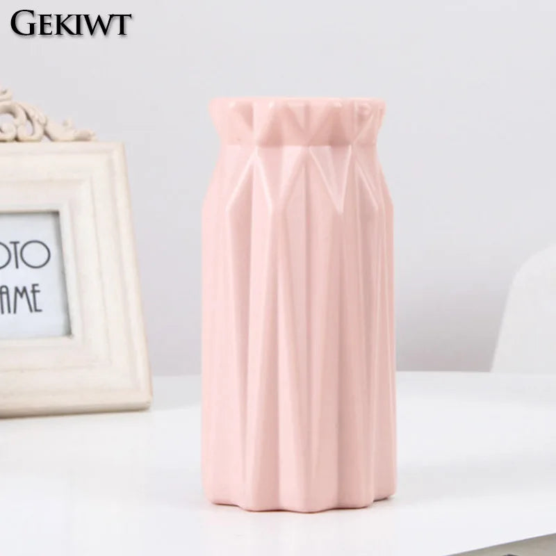 Getrocknete Blumenvase aus Kunststoff mit minimalistischer Geometrie