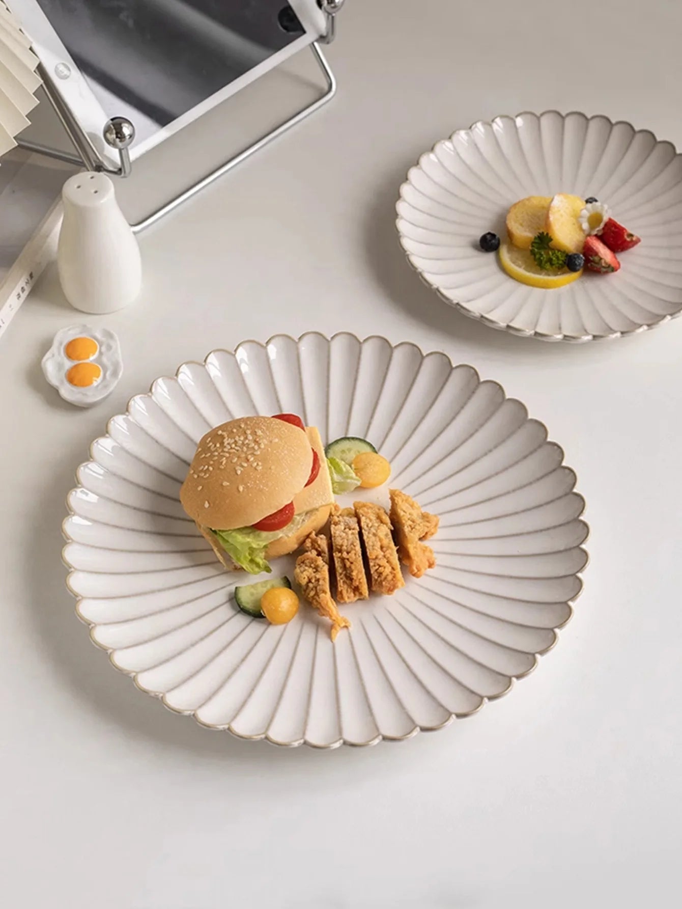 Klassischer Keramik Salatteller mit Muschelkantenprägung