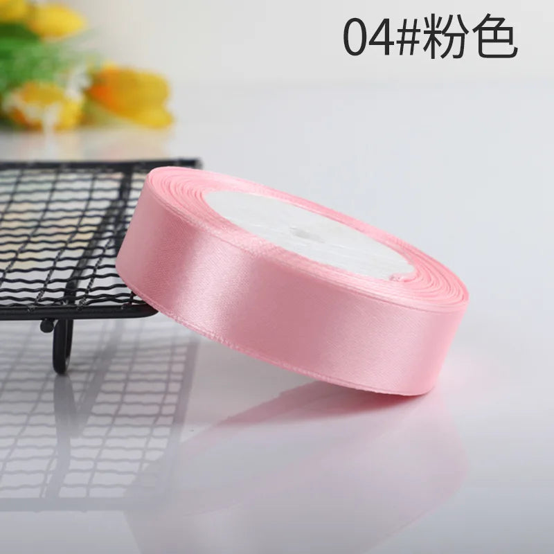 Vielseitige Satinbänder in 10 Farben für festliche Dekorationen