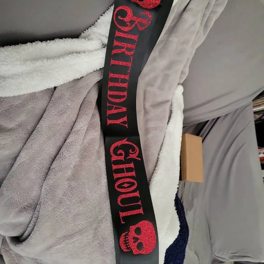 Geburtstagsschärpe Gothic mit Totenköpfen für Halloween Party Deko