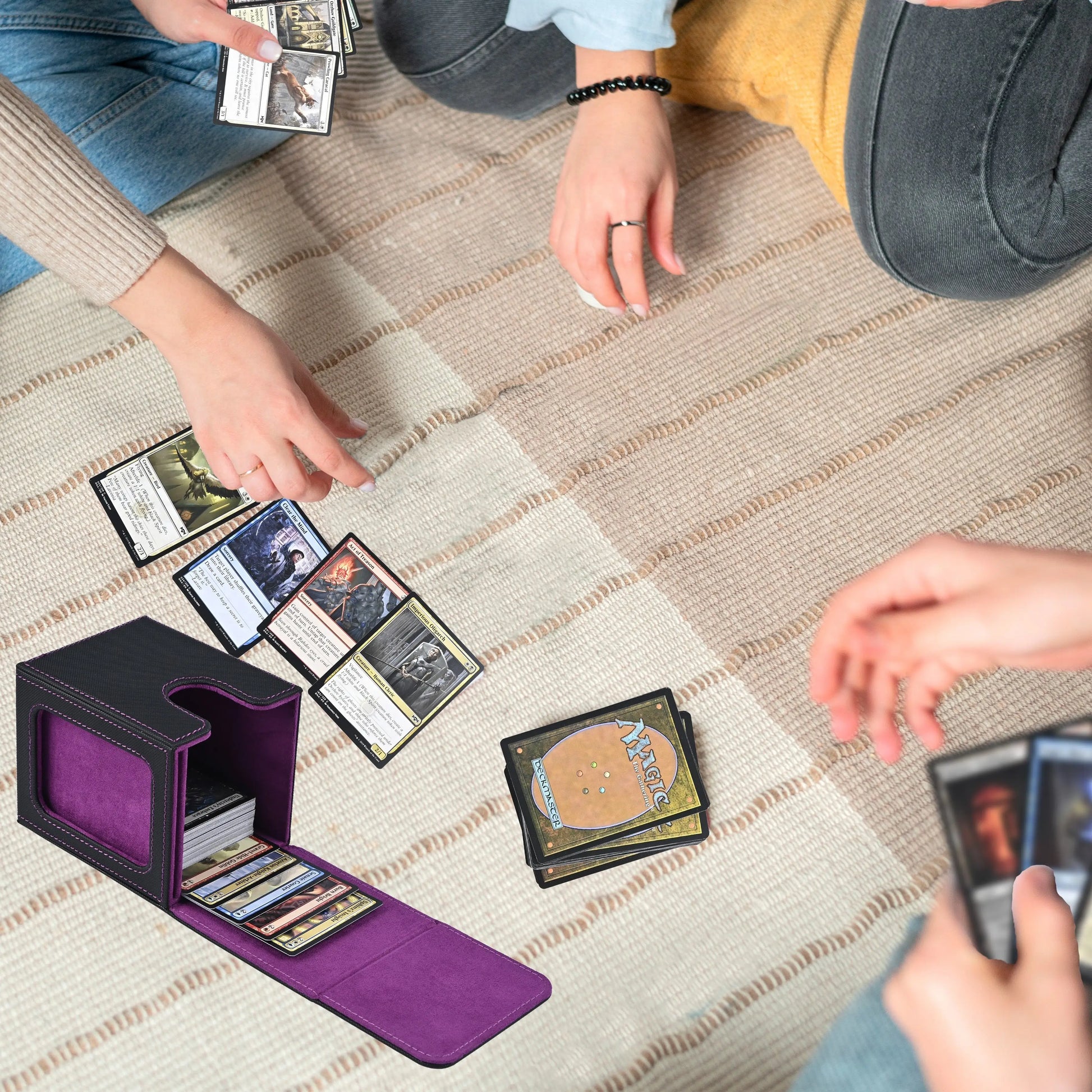 Kartendeckbox mit Sichtfenster und Magnetverschluss für 120 Karten