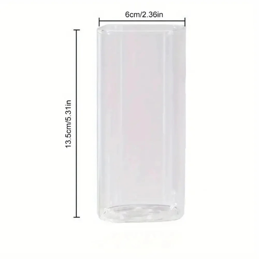 Quadratische Kaffeetasse aus Glas mit Deckel und Strohhalm