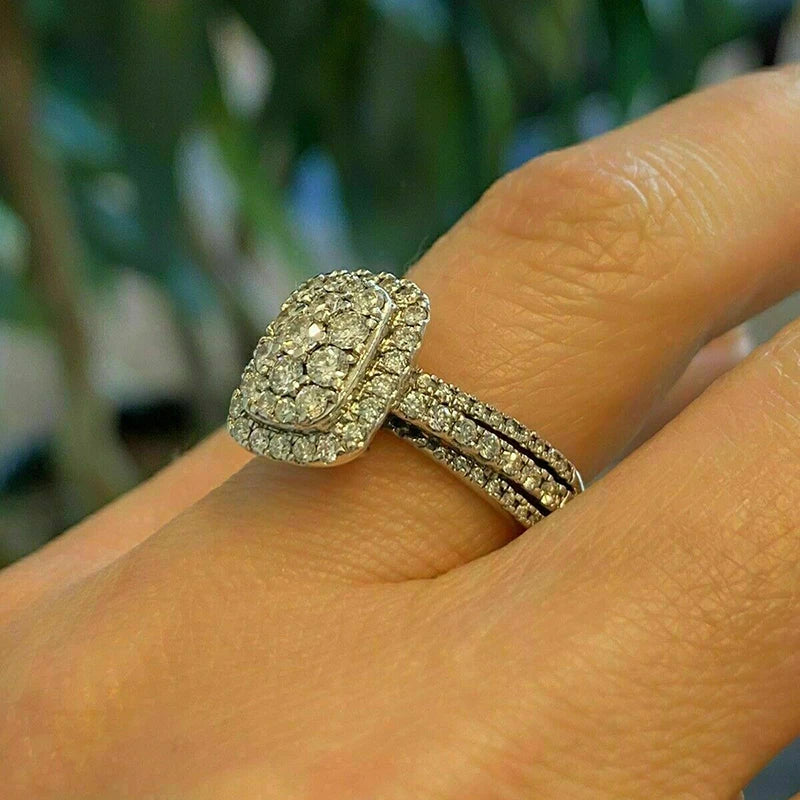 Eleganter silberfarbener Damenring mit funkelnden Zirkonia für Hochzeit