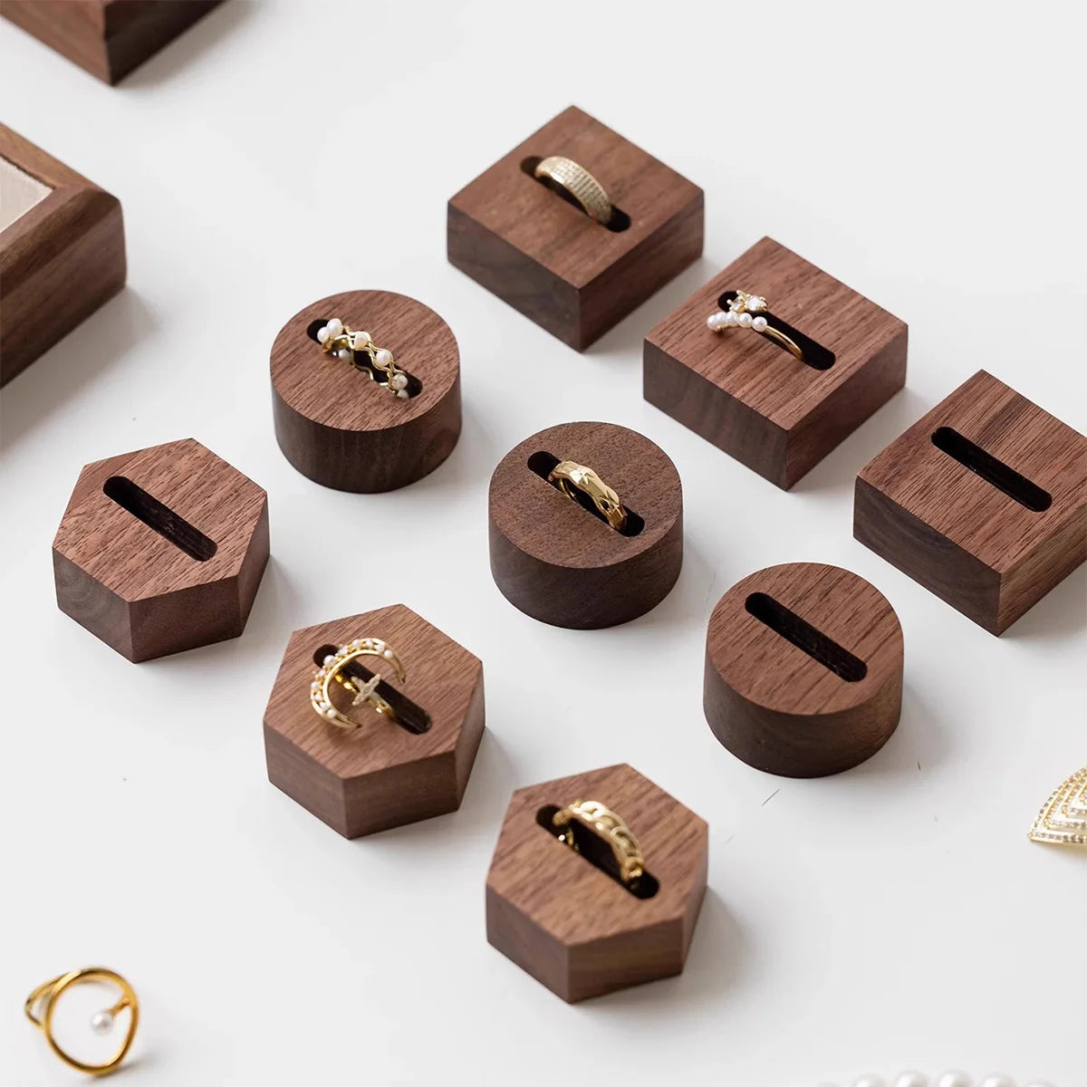 Eleganter Schmuckständer aus Walnussholz zur stilvollen Präsentation