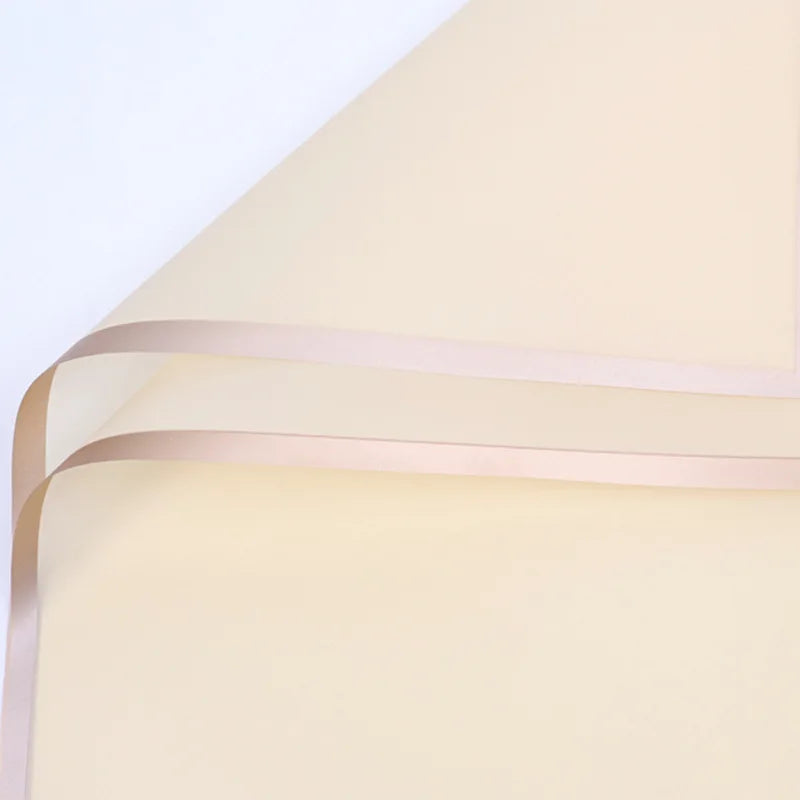 Elegantes Blumiges Geschenkpapier mit Goldrand für besondere Anlässe