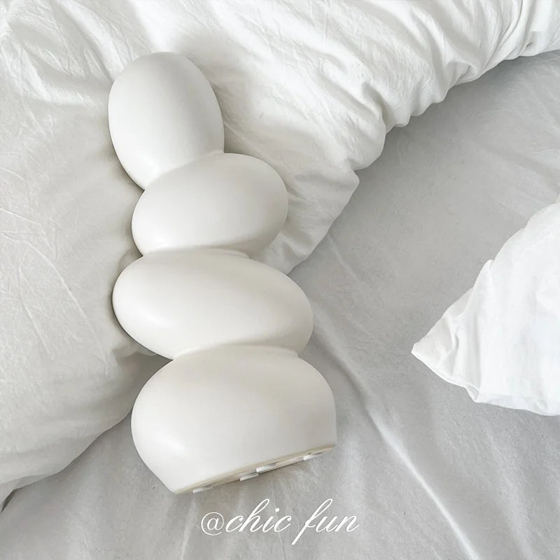 Blumenvasen mit getrockneten Blumen für nordische Wohnkultur