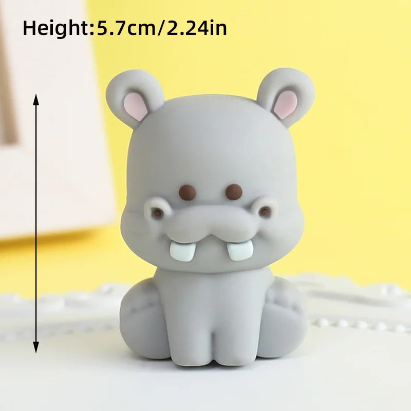 Bunte Kuchendekoration mit Dschungeltieren für Kinderpartys