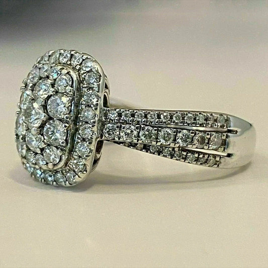 Eleganter silberfarbener Damenring mit funkelnden Zirkonia für Hochzeit