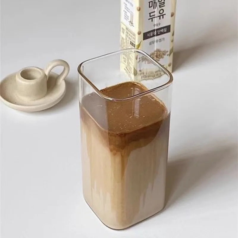 Quadratische Kaffeetasse aus Glas mit Deckel und Strohhalm