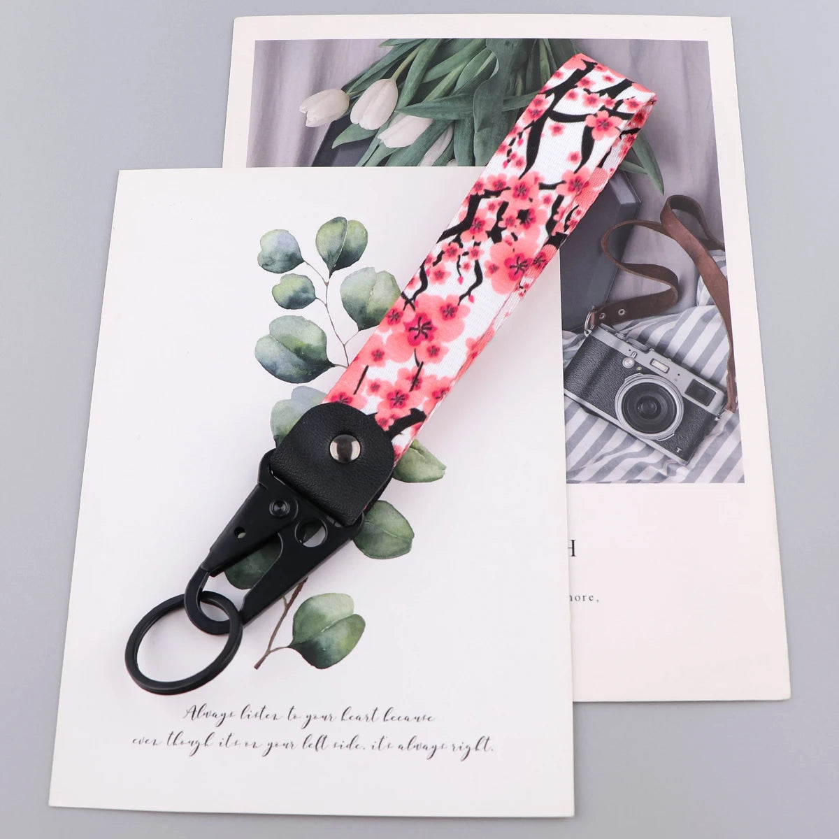 Stilvoller Schlüsselanhänger mit Kirschblüten Design und Lanyard