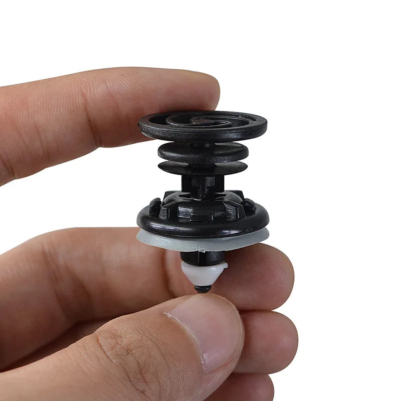 Praktische Befestigungsclips für Innentürverkleidung im Automobil