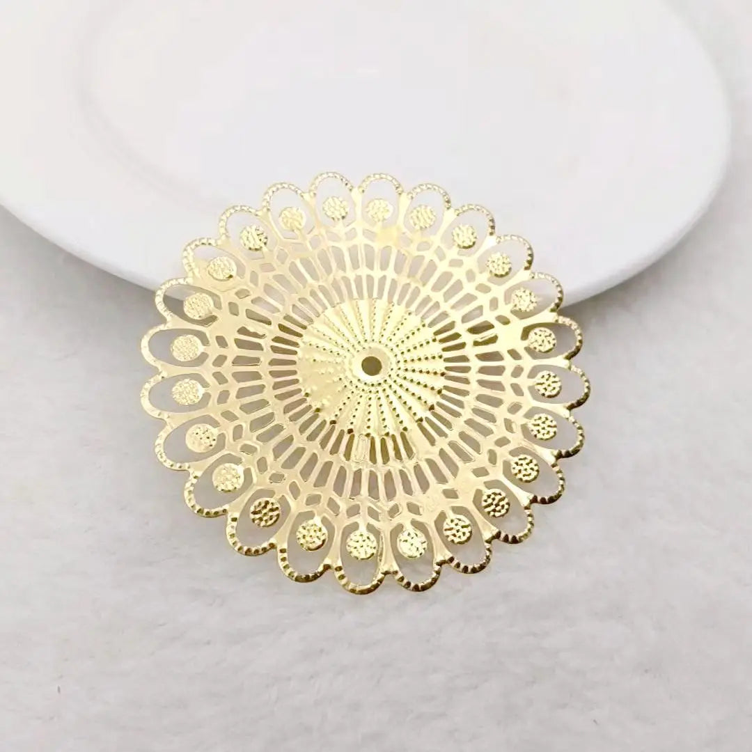 10 teiliges Set filigrane goldfarbene Blumenscheiben Charms