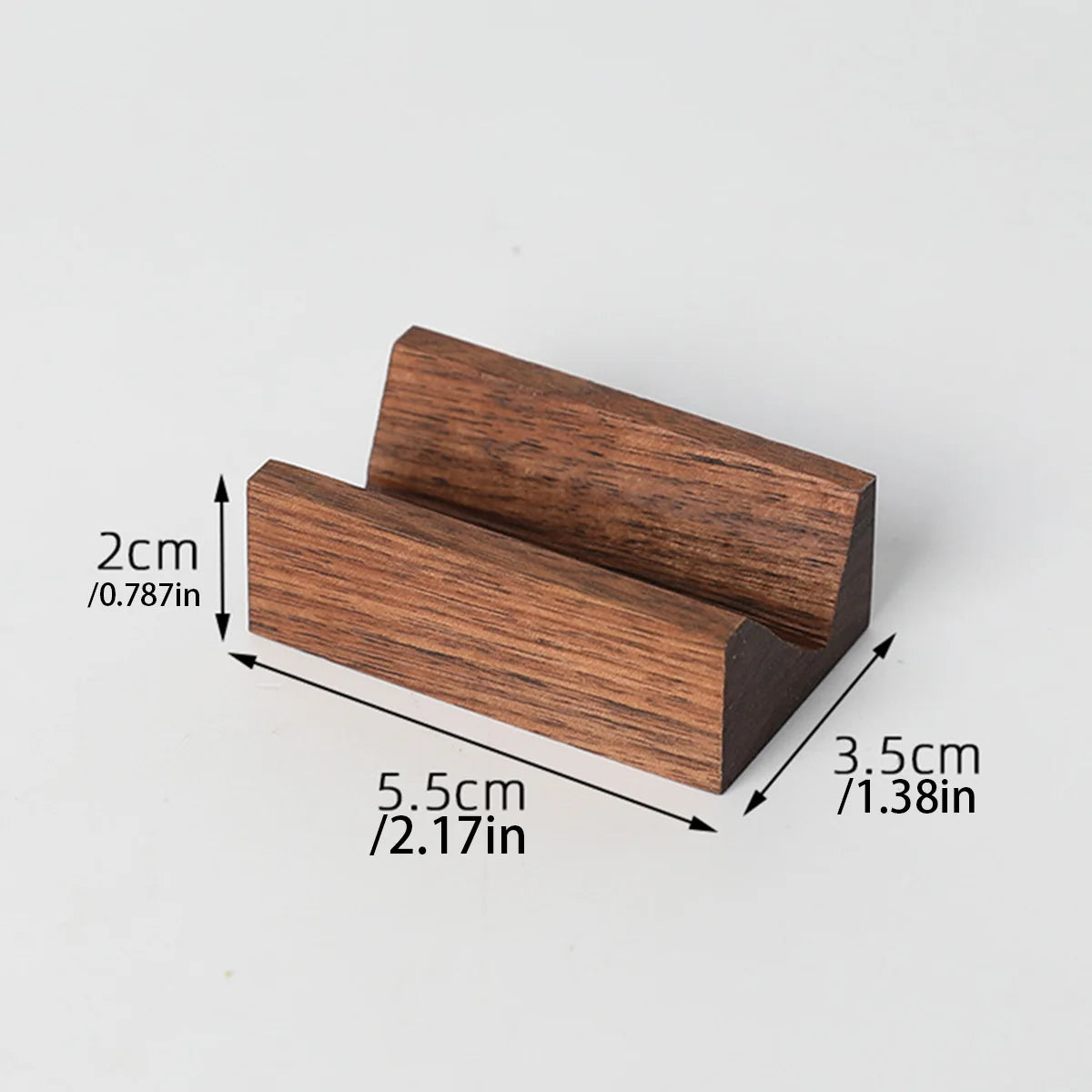 Eleganter Schmuckständer aus Walnussholz zur stilvollen Präsentation