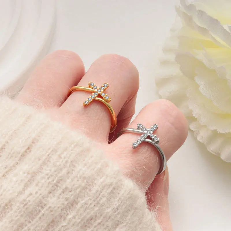 Elegante offene Kreuzringe mit Zirkonia für moderne Damen