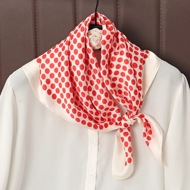 Eleganter Satin Schal mit Druckmuster für Damen als vielseitiges Accessoire