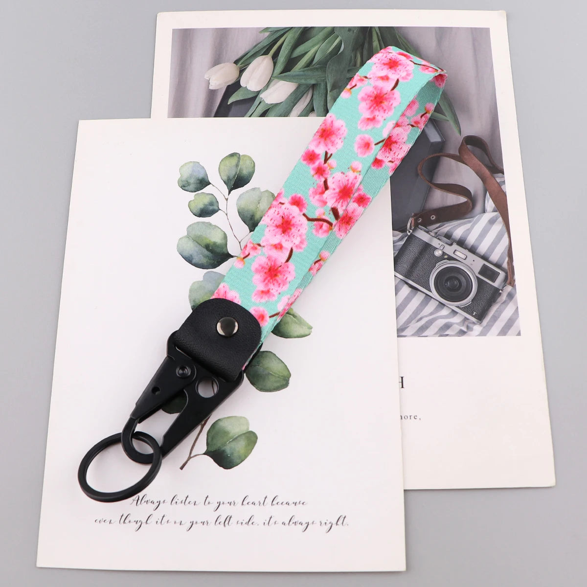 Stilvoller Schlüsselanhänger mit Kirschblüten Design und Lanyard