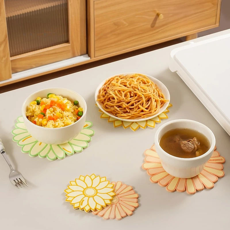 Eleganter Tischschutz: Hitzebeständiger Silikon Untersetzer in Blütenform