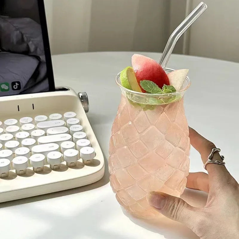 Transparente Glastasse in Ananasform mit Strohhalm