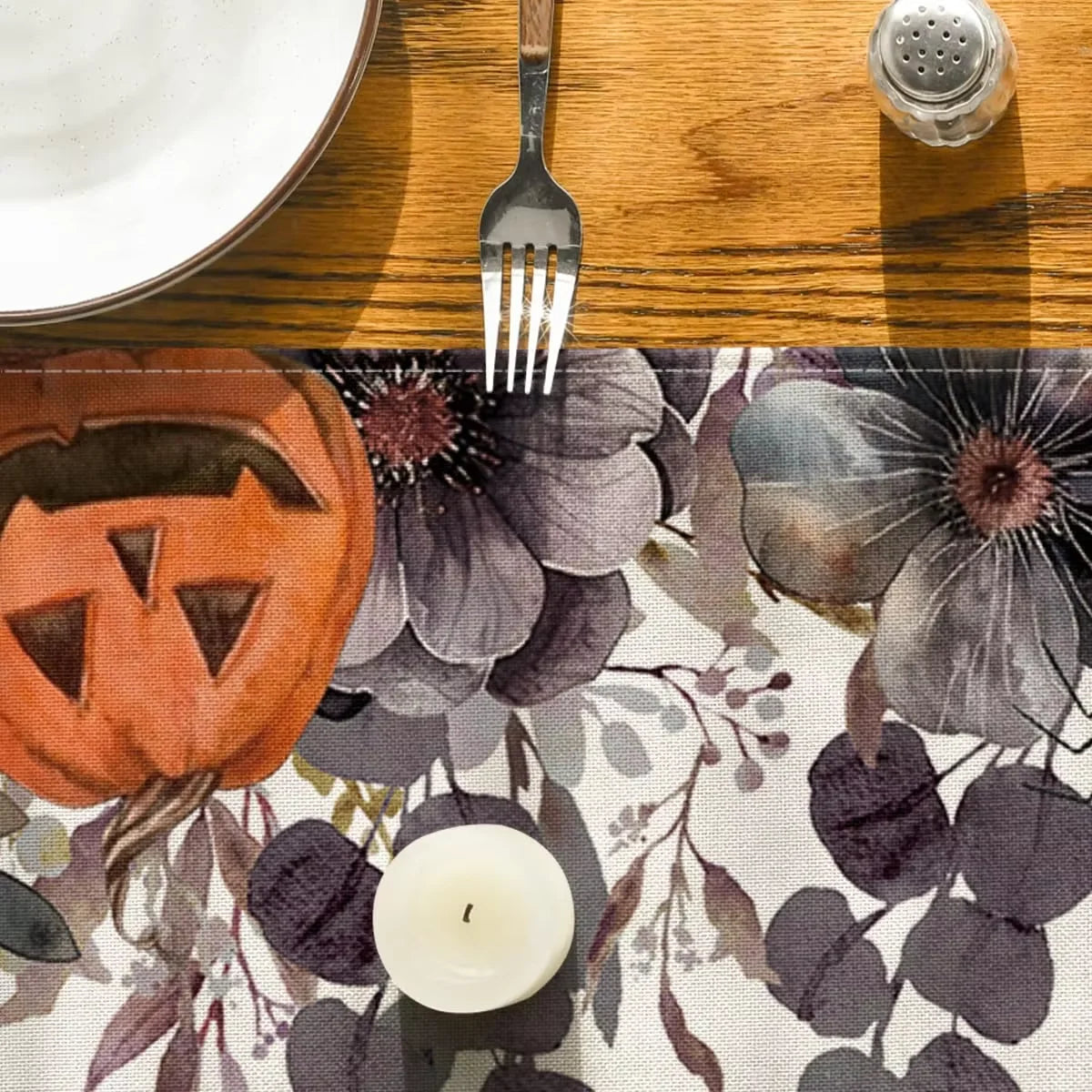 Waschbarer Halloween Tischläufer mit Kürbis und Eukalyptus Design