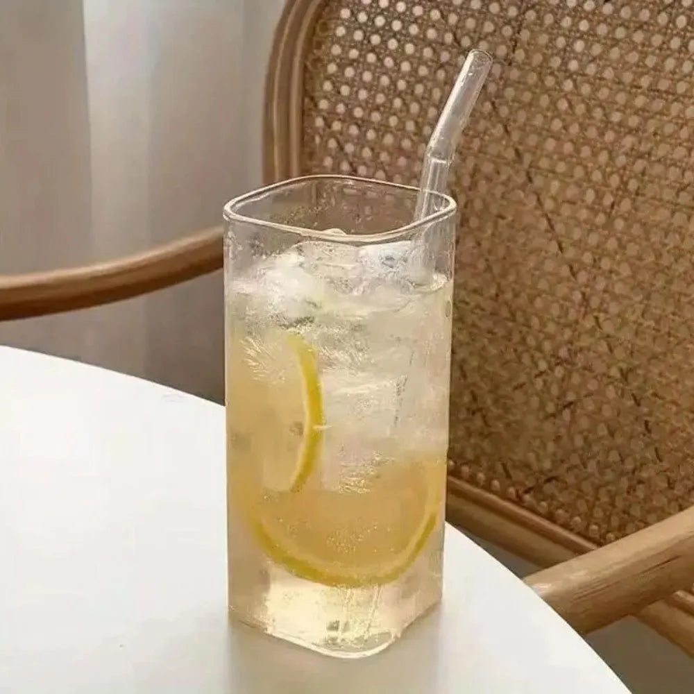 Quadratische Kaffeetasse aus Glas mit Deckel und Strohhalm
