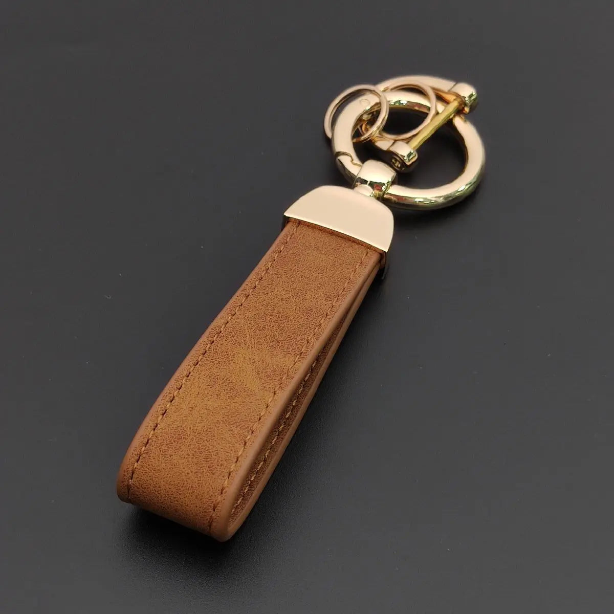 Individueller Retro Schlüsselanhänger aus Leder mit Edelstahl Akzent
