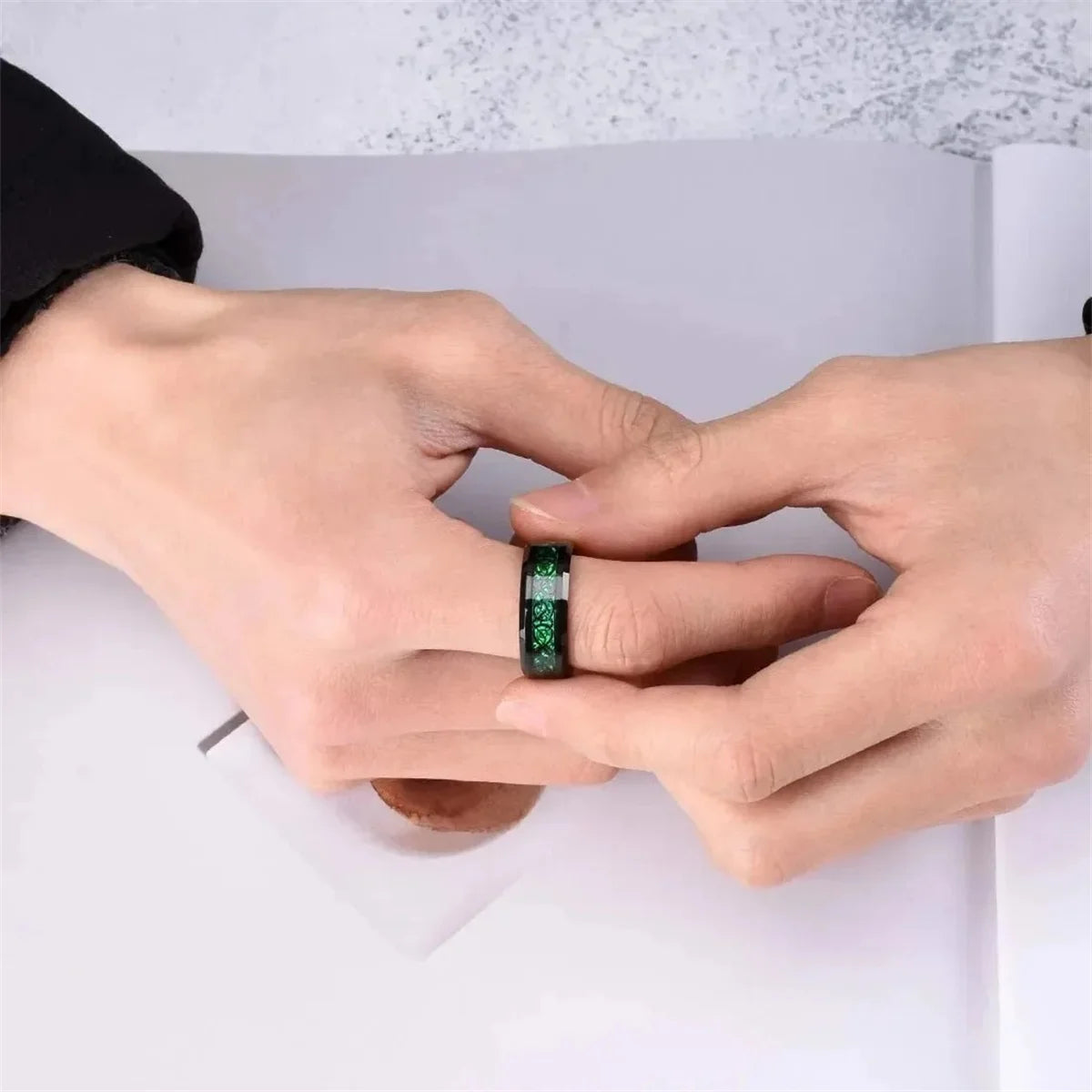 Eleganter Edelstahlring mit keltischem Drachen und Carbon Inlay