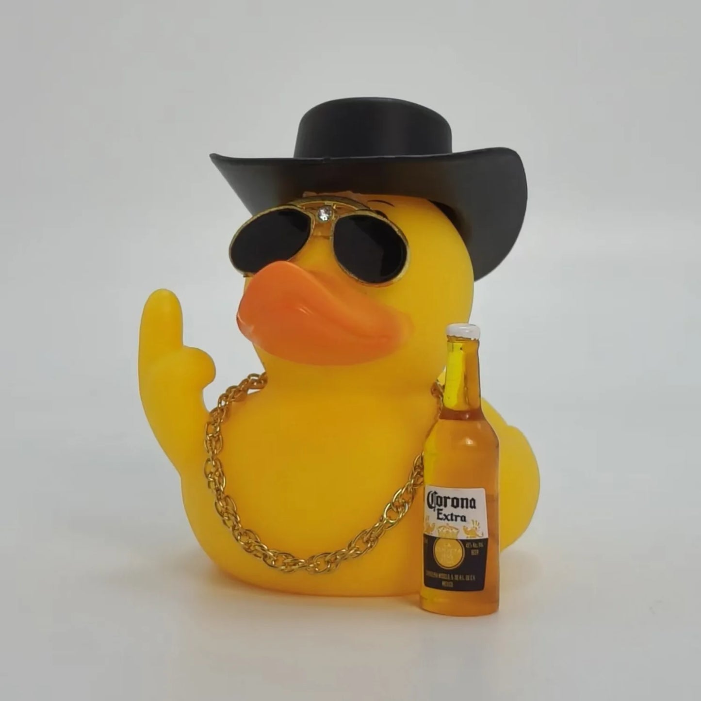 Lustige Gummi Ente Fahrzeug Dekoration mit Weinflasche und Bier