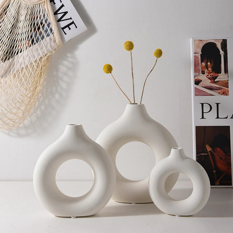 Weiße Kunststoff Vase Dekorative Blumenvase für Wohn- und Tischdekoration