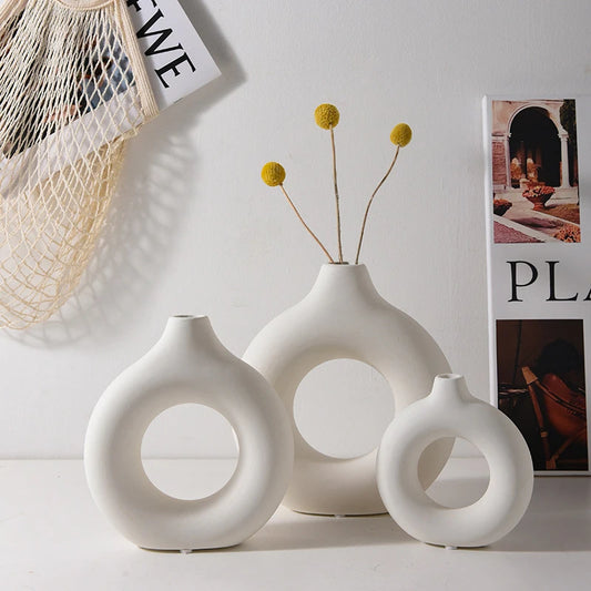 Weiße Kunststoff Vase Dekorative Blumenvase für Wohn- und Tischdekoration