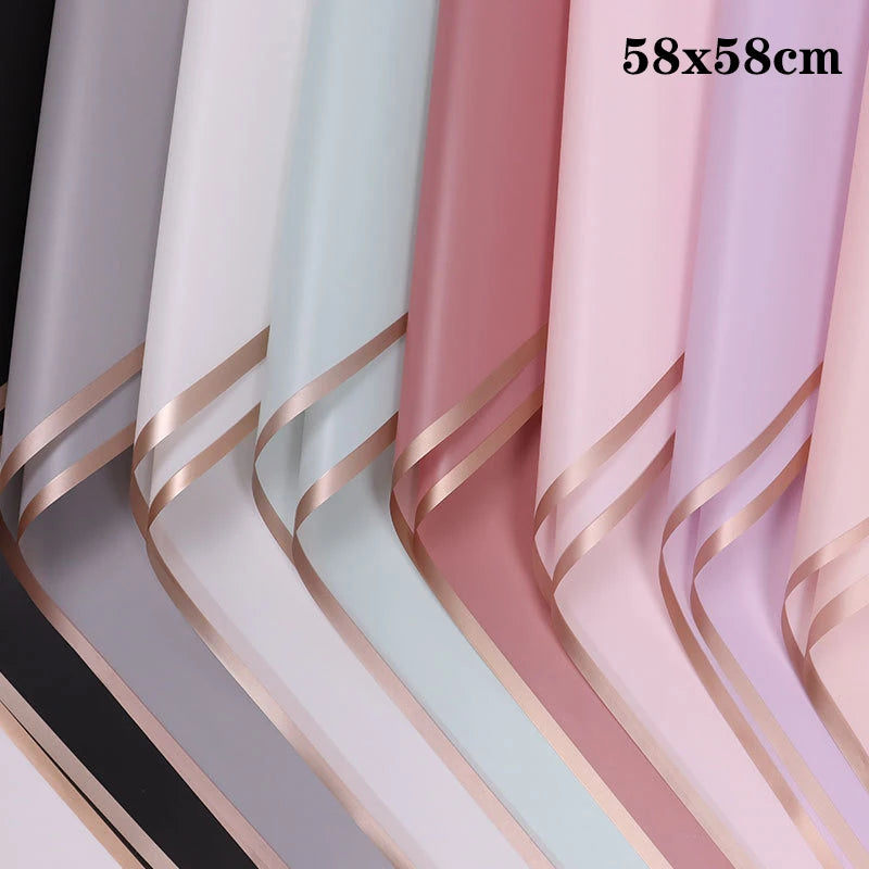 Elegantes Blumiges Geschenkpapier mit Goldrand für besondere Anlässe