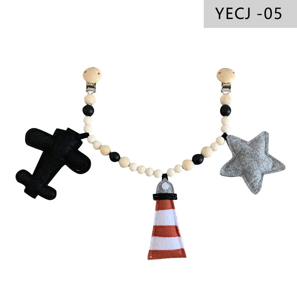 Holz-Kinderwagenclip mit Beißring und Rassel für Babys