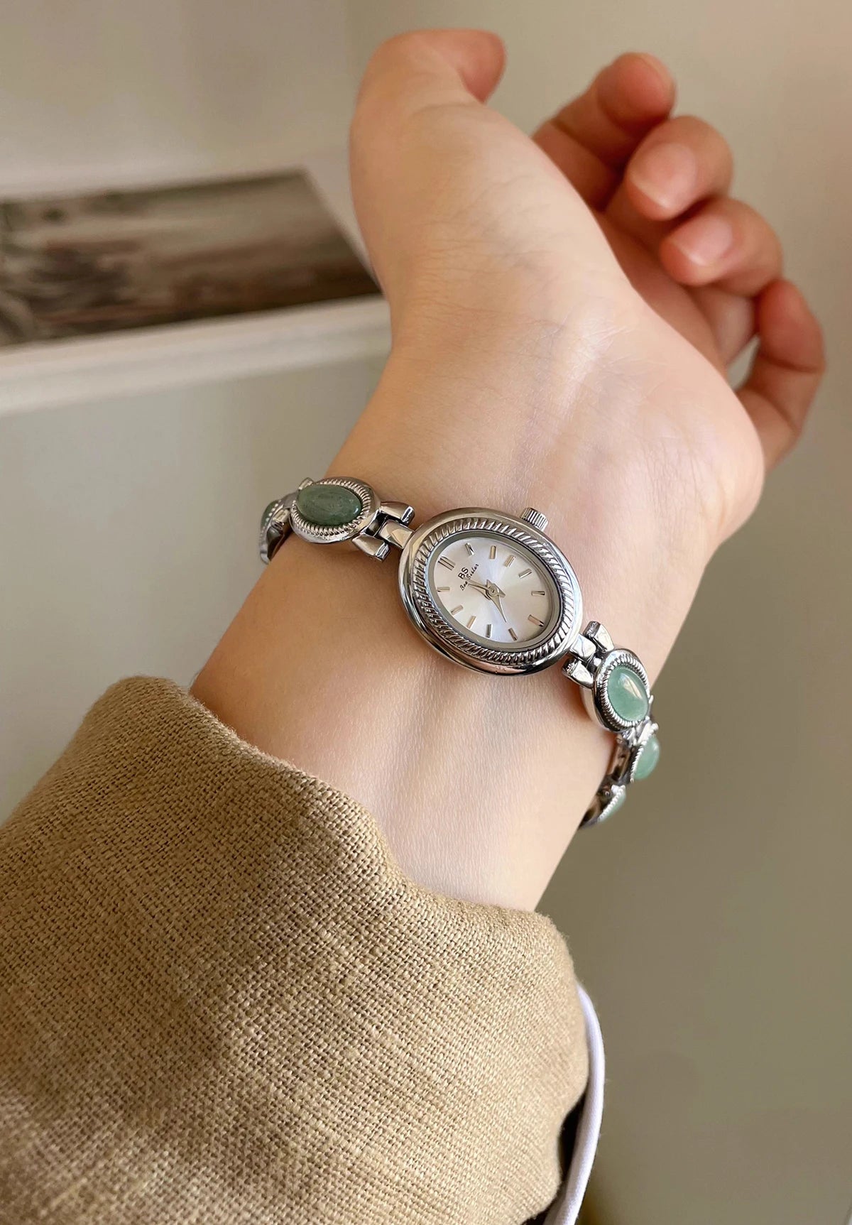 Elegante Damenuhr mit grünem Jade-Quarz Armband und Wasserschutz