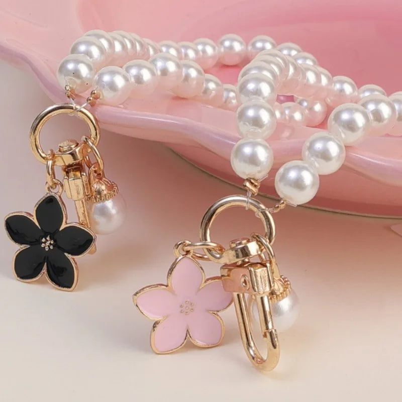 Eleganter weißer Perlen Schlüsselanhänger mit Blumen und Karabiner 13cm