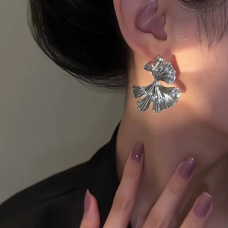 Elegante Ohrstecker Ginkgo Blatt Motiv in Gold und Silber