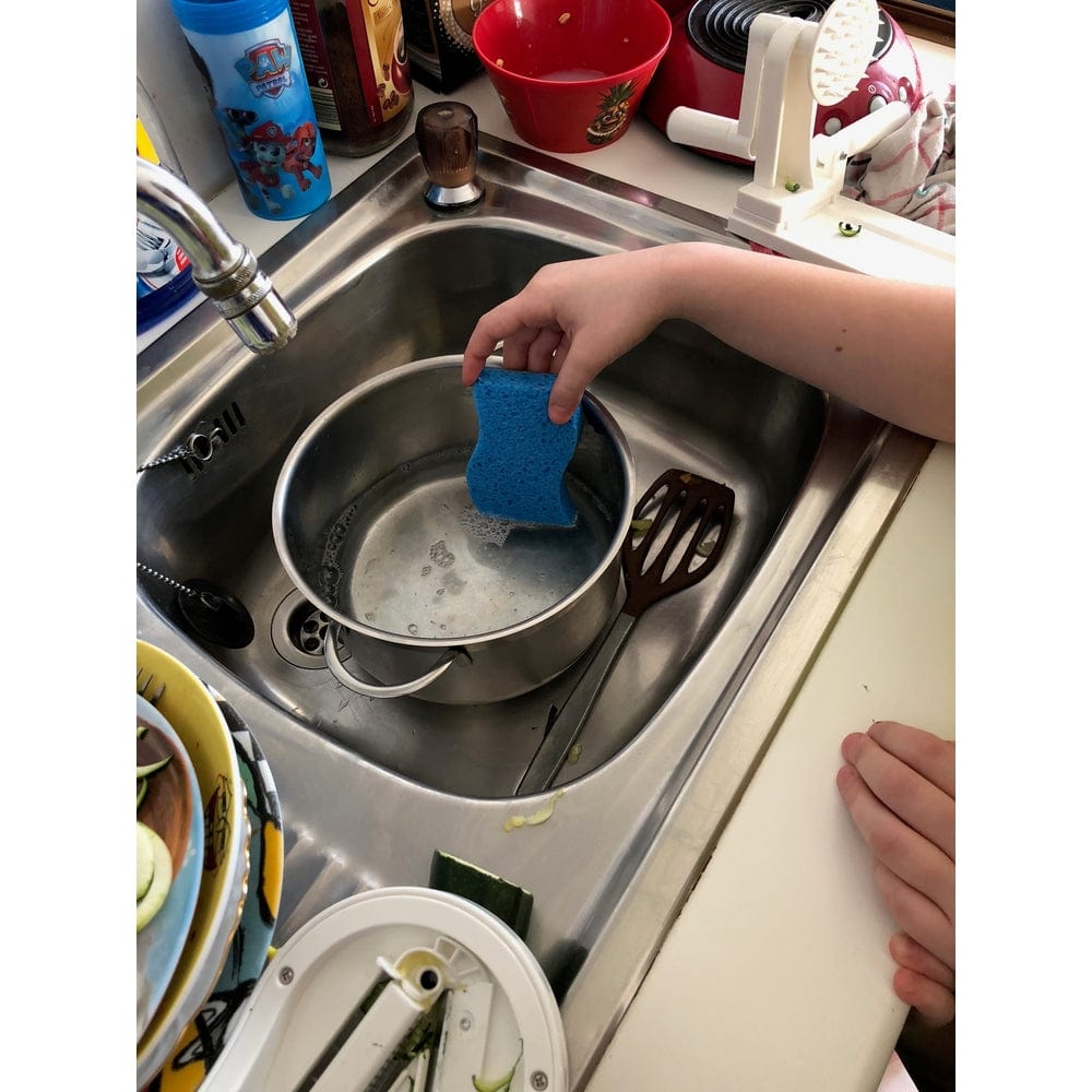 Effizienter Scheuerschwamm für empfindliche Metalloberflächen