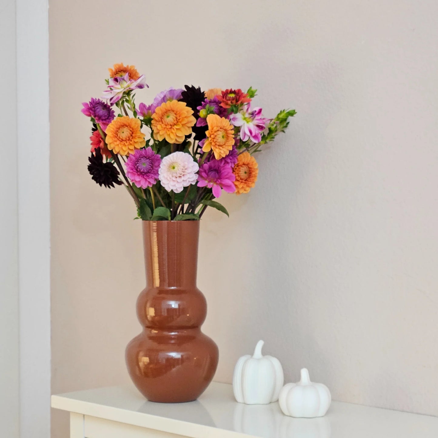 Große Metall Blumenvase im Retro Design als stilvolles Dekoobjekt