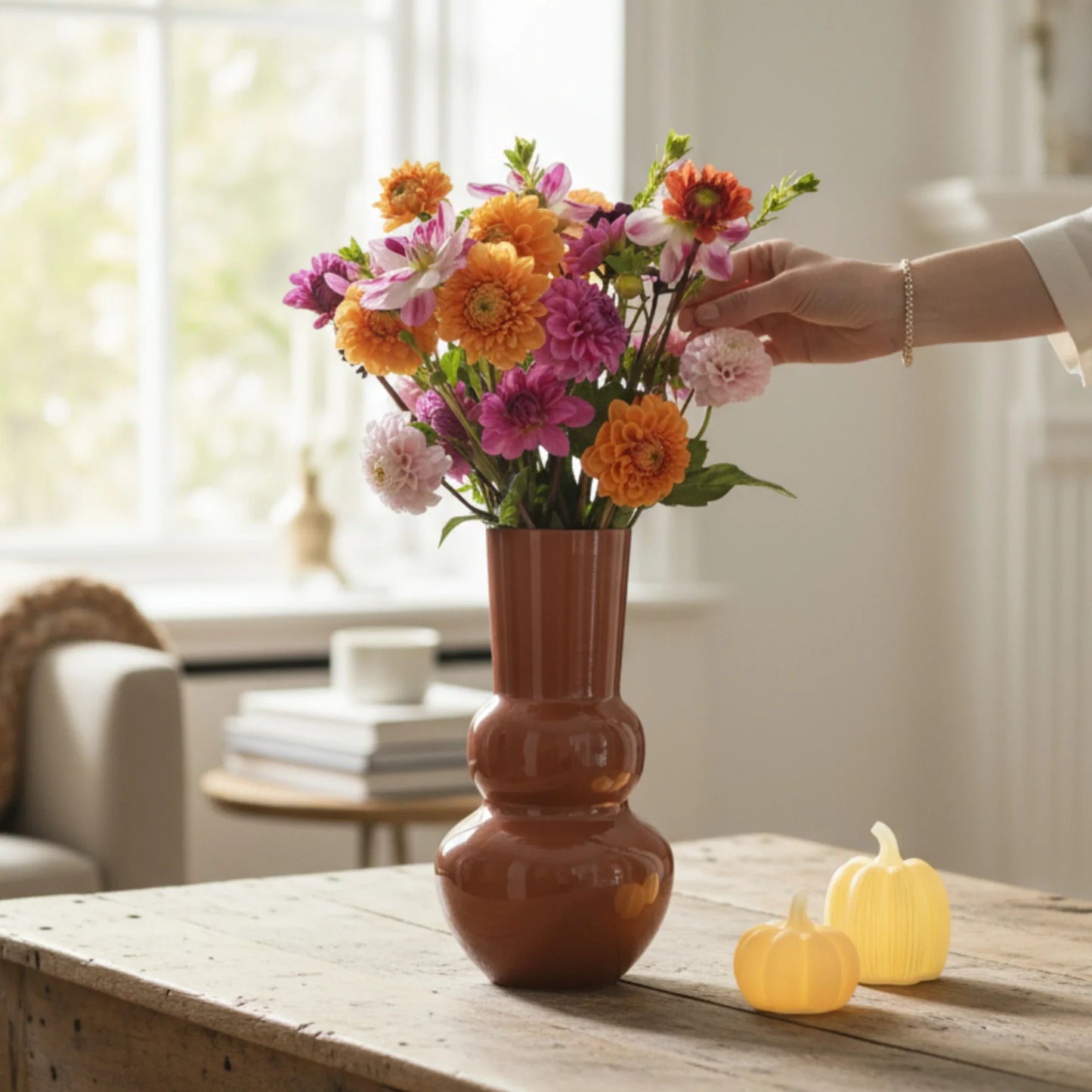 Große Metall Blumenvase im Retro Design als stilvolles Dekoobjekt