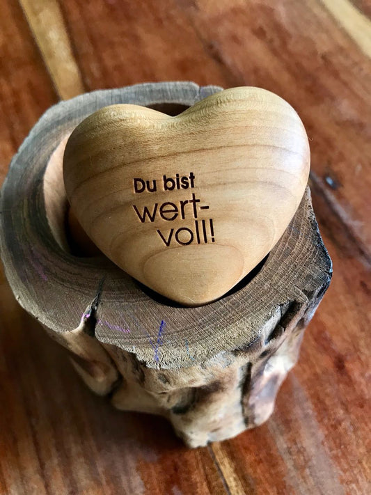 Handschmeichler Holzherz aus Obstholz als persönliches Geschenk