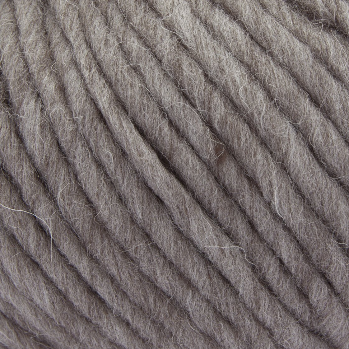 Warmes und weiches Strickgarn in steingrau für kreative Projekte